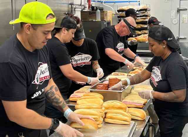 Capriotti macht von Hand geschnittene Sandwiches