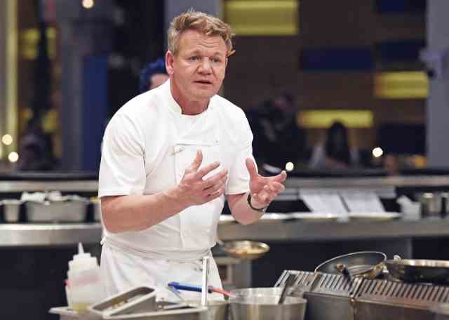 Gordon Ramsay im Kochmantel in der Küche