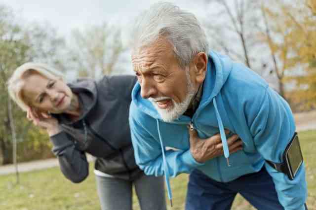 Älterer Mann erleidet Herzinfarkt beim Joggen mit Frau.