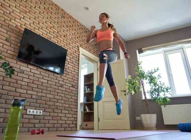Fitness-Frau, die Ausfallschritte durchführt, zusammengesetzte Übungen, um Bauchfett zu schmelzen
