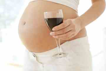 KEINE Menge Alkohol ist während der Schwangerschaft unbedenklich – mit starkem Alkoholkonsum im Zusammenhang mit dem fetalen Alkoholsyndrom