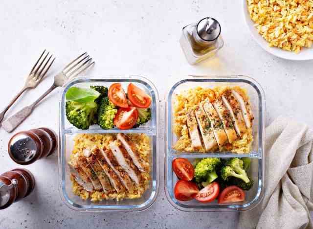 Gesunde Mahlzeitenzubereitungsbehälter mit Huhn, Reis und Gemüse