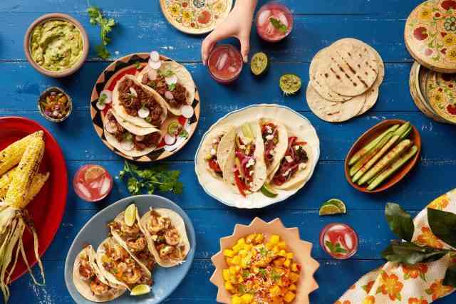 Mexikanisches Taco-Festmahl serviert im Familienstil