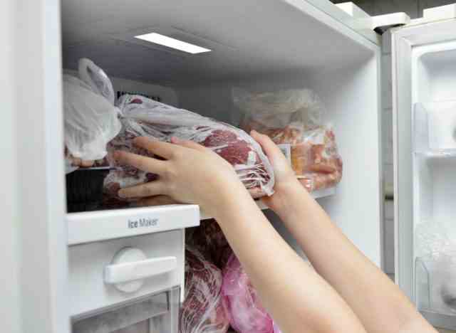 Fleisch in den Kühlschrank stellen