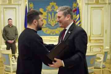 Keir Starmer schüttelt dem ukrainischen Präsidenten Selenskyj in Kiew die Hand 