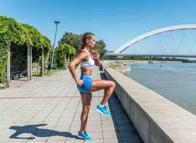 Frau, die hohe Knieübungen macht, Teil des Trainings, um 10 Pfund schnell zu verlieren