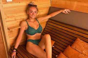 Katie McGlynn von Corrie dreht die Hitze auf, als sie in einem Bikini in der Sauna posiert