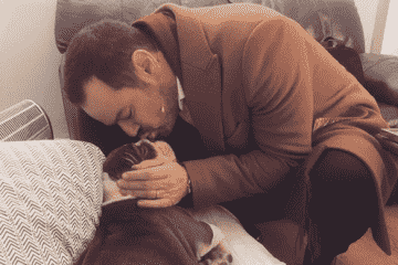 Dani Dyer enthüllt den Hund Sandy, der überall im Bett von „Großvater“ Danny Dyer herumtupft