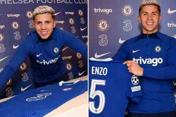 Enzo Fernandez zeigt zum ersten Mal nach einem Transfer von 107 Millionen Pfund das neue Chelsea-Trikot