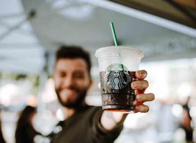 Starbucks-Kunde hält im Sommer einen Eiskaffee