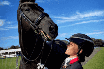 Gemma Owen ist nach dem plötzlichen Tod ihres geliebten Pferdes untröstlich