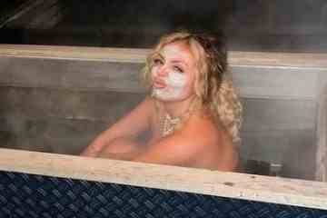 Jesy Nelson zieht sich für ein Bad im Freien am Wochenende mit ihrem neuen Freund aus