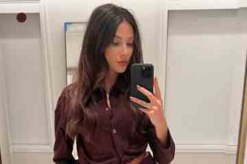 Michelle Keegan zeigt Bauchmuskeln, während sie in einem Spiegel-Selfie in brauner Kombination posiert
