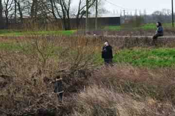 Passant weist auf Stelle hin, wo bei der Jagd nach Nicola eine Leiche im Fluss gefunden wurde