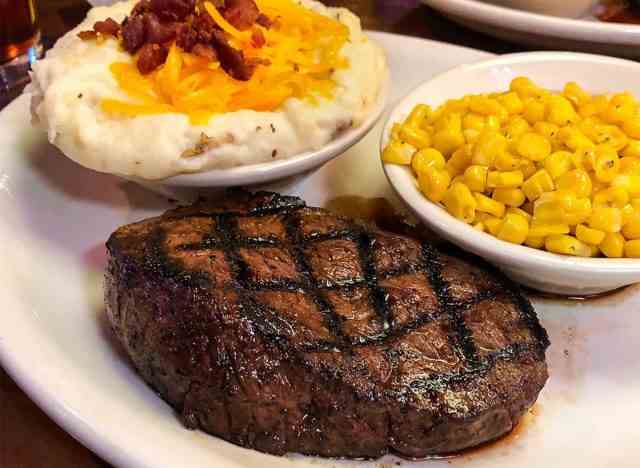 Texas Roadhouse Steak, Mais und Kartoffelpüree