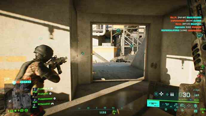 State of the Game Battlefield 2042 – Nachladen, während ein Teamkollege durch ein Fenster vor Ihnen schießt