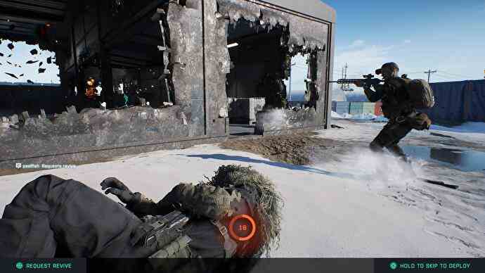 State of the Game Battlefield 2042 – ein Teamkollege auf dem Boden vor Ihnen, den Sie wiederbeleben, während ein anderer durch ein Loch in einem zerstörten Gebäude schießt