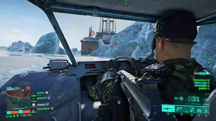 State of the Game Battlefield 2042 – auf dem Rücksitz eines Autos auf einer vereisten Karte mit fahrendem Teamkollegen
