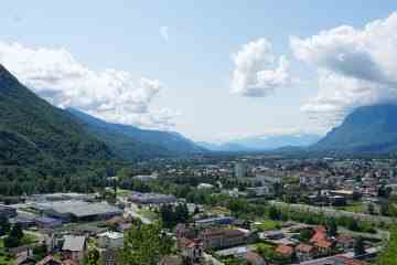 Horror-Busunglück in den Alpen hinterlässt 16 Briten verletzt, darunter 6 Kinder, die per Luftbrücke verletzt wurden