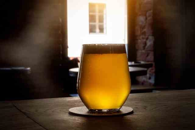 Glas Bier in einer Kneipe