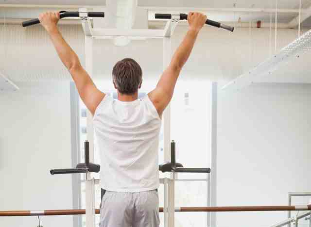 reifer Mann macht Klimmzüge für stärkere Muskeln nach 40