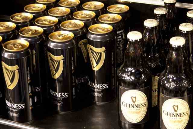 Flaschen und Dosen für Guinness