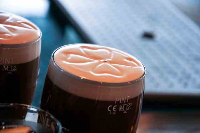 Pint Guinness in einem Pub in Dublin, Irland