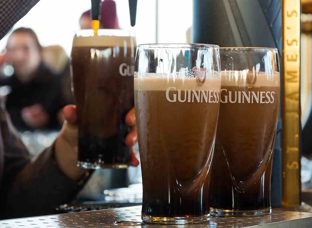 3 Guinness-Gläser werden eingeschenkt