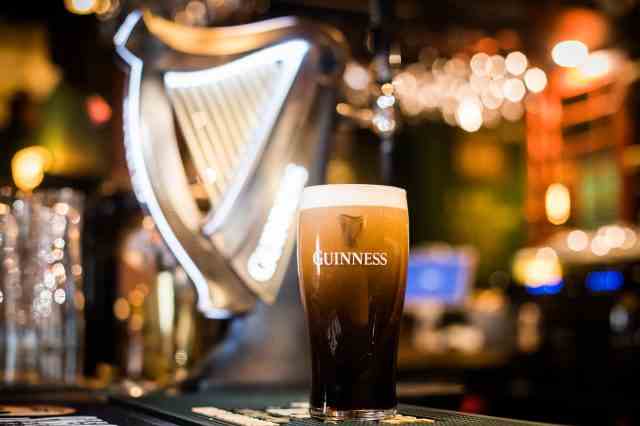 Guinness-Bier auf der Theke eines Pubs