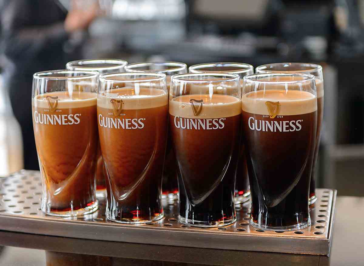 8 gegossene Guinness in 8 Gläsern