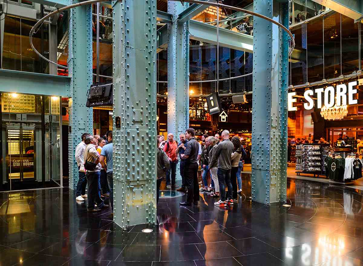Guinness Store Reisegruppe in der Lobby