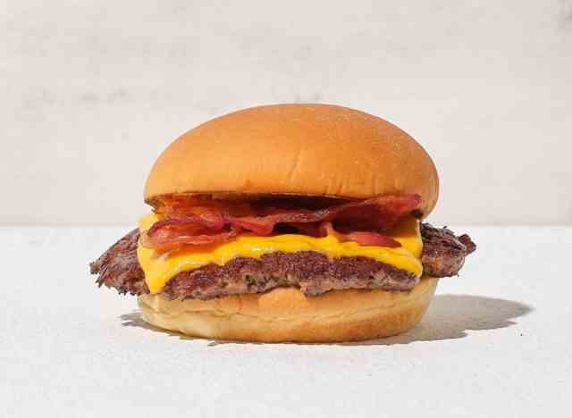 ungesunder Fast-Food-Burger Shake Shack Bacon Cheeseburger