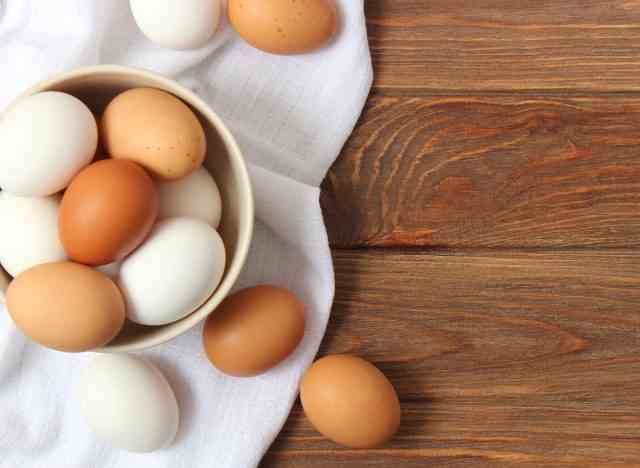 Schüssel mit ungekochten Eiern
