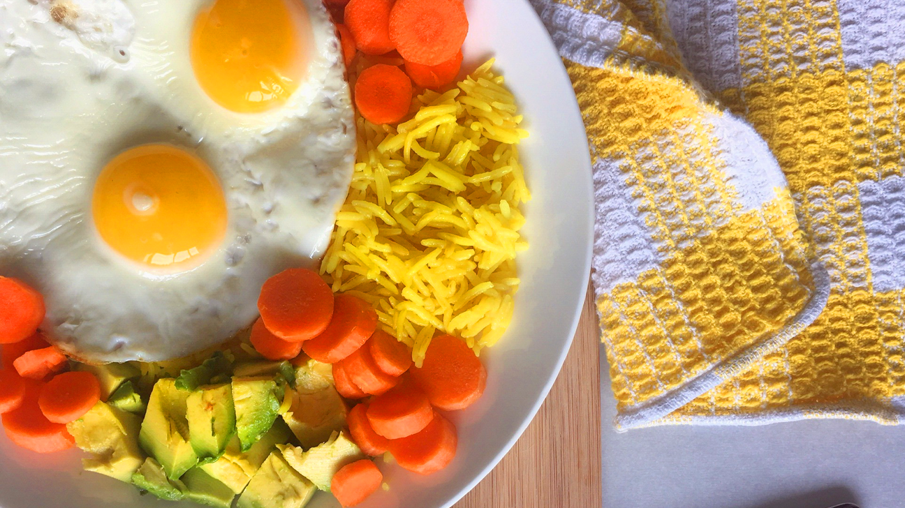Goldener Reis mit Eiern, Avocado und Karotten