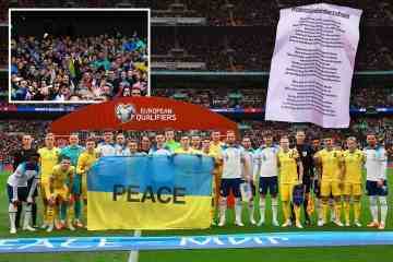 Ukrainische Fans starten Papierflieger auf dem Wembley-Platz mit einem Lied, das Putin verspottet