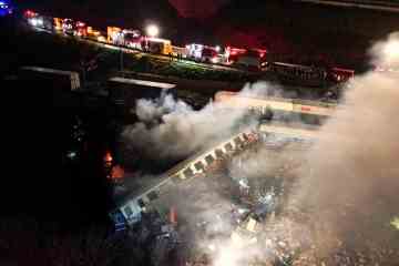 Mindestens 15 Menschen befürchteten Tote und Dutzende Verletzte, nachdem zwei Züge kollidierten