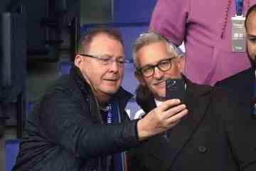 Der lächelnde Gary Lineker posiert für Selfies mit Fans beim Leicester-Spiel inmitten eines BBC-Dramas