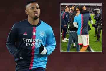 Arsenal-Fans reagieren, als Jesus Nelsons Sieger im Gunners-Kit feiert