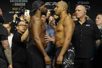 Sieh zu, wie Jon Jones und Gane im extrem HEISSEN finalen UFC 285-Staredown gegeneinander antreten 