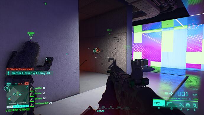 State of the Game Battlefield 2042 – schleicht durch Korridore mit großen verzerrten Bildschirmen, die den Weg beleuchten
