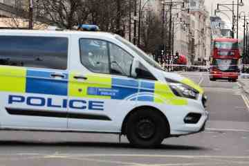 Mann kämpft um sein Leben, nachdem er im Bus erstochen wurde, als Polizisten die Oxford St