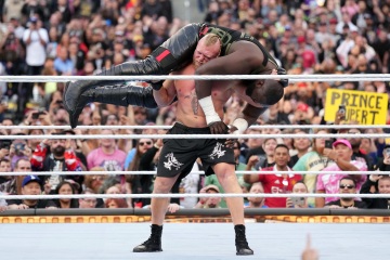 Beobachten Sie Brock Lesnar F5, den 7 Fuß 3 Zoll großen Omos, wie er die WWE-Austrittsgespräche vermasselt