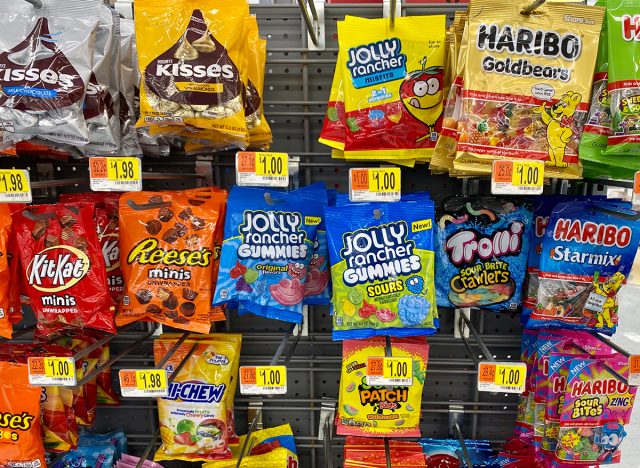 Vielzahl von Süßigkeitentüten an der Kasse bei Walmart