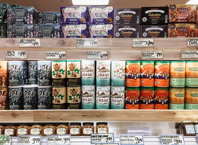 Gerösteter gemahlener Kaffee und Bohnen mit schönem Verpackungsdesign in Trader Joe's, einem amerikanischen Supermarkt. 