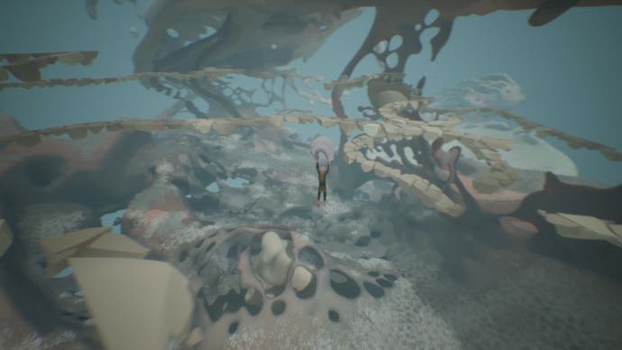 Ein Screenshot aus Chasing the Unseen, der den Spieler zeigt, wie er über eine aus Fraktalen generierte Landschaft gleitet.