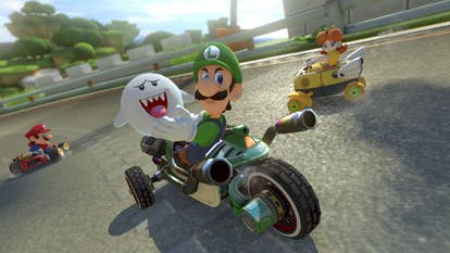 Beste Mario-Spiele - Screenshot von Mario Kart 8 Deluxe, der zeigt, wie Luigi wütend aussieht, während er Fahrrad fährt.