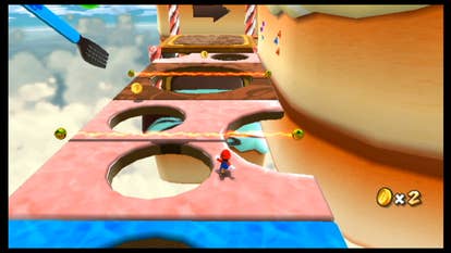 Beste Mario-Spiele - Screenshot von Super Mario Galaxy, der einen winzigen Mario zeigt, der vor der Kamera durch Hindernisse am Himmel davonläuft.