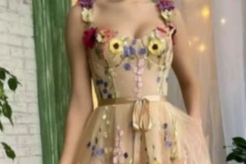 Stiefmutter teilt ihre Meinung mit dem OTT-Kleid, das sie für die Hochzeit ihrer Tochter ausgesucht hat