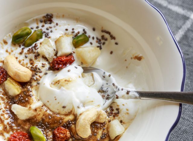 Schüssel Joghurt mit Chia-Samen, Cashewnüssen und Pistazien und Obst