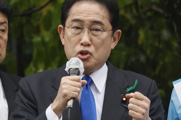 Japans Premierminister Fumio Kishida evakuiert, nachdem der Verdächtige eine „Rauchbombe“ geworfen hat